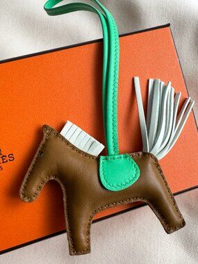 Hermes Rodeo PM Charm in Kraft / Vert fizz / Vert comics